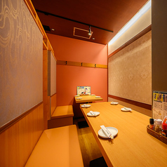 2名様から団体様まで多様な個室席を完備しております。何名様でも個室でご案内できますのでシーンを問わずご利用いただけますよ♪気の知れた仲間との飲み会,外せない接待など使い方はお客様次第！