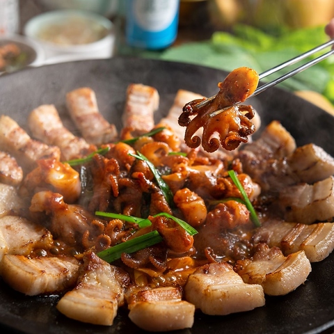 魂を揺さぶるソウルフードと種類豊富に取りそろえたお酒をお値打ちにご提供