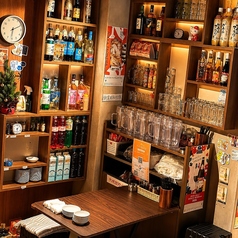 種類豊富なお酒やドリンクを取り揃えた店内。落ち着いた雰囲気の空間で、美味しい料理とともに、お好みの一杯をゆっくりとお楽しみいただけます。