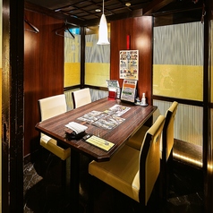 落ち着いた店内空間にあるテーブル席は個室ではなくとも、ゆったりとお食事を楽しむことが可能です。宴会コースや美味しい逸品料理、種類豊富なドリンクをご用意してお待ちしております。