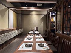 新宿で味わう焼鳥の極み。国産備長炭で焼き上げた地鶏や銘柄鶏は、香りと食感が絶妙です。熟練の職人が手掛ける逸品、〆には名物さくらトリュフご飯や薩摩赤鶏の鶏しゃぶ鍋が楽しめます。季節ごとの手作りおばんざいと共に、全国各地の銘酒をお楽しみください。貸切も可能なので、特別なひとときをお過ごしいただけます。