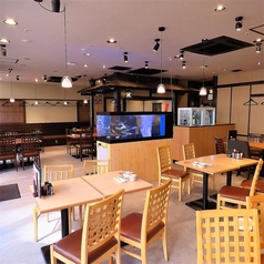 【貸切OK！広々テーブル宴会】開放感溢れるテーブル席を完備しております。最大32名様までご利用可能なので、新年会・同窓会等の各種宴会に是非ご利用ください。宴会にピッタリの「横断幕」or「寄せ書き焼酎ボトル」特典付きプレミアムコースもご用意しております！