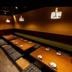 和モダンな個室を完備。周囲を気にせず、デートや友人との食事をゆったりと楽しめます。