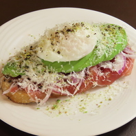 朝の大人気モーニング◎アボガド生ハムエッグトースト♪