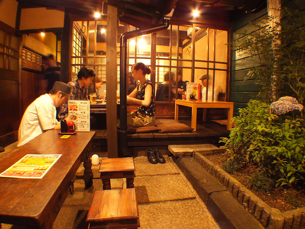 店内の1階奥には、風情溢れる中庭が…。更に個室も1部屋完備！