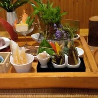 厳選された旬食材をふんだんに散りばめた料理を提供