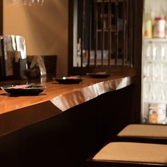 木の温もりが感じられるカウンターは、一人飲みや二人飲みのシーンにぴったりです。中央にはロールスクリーンもあるので、カウンターながらプライベートな空間でお過ごしいただけます。