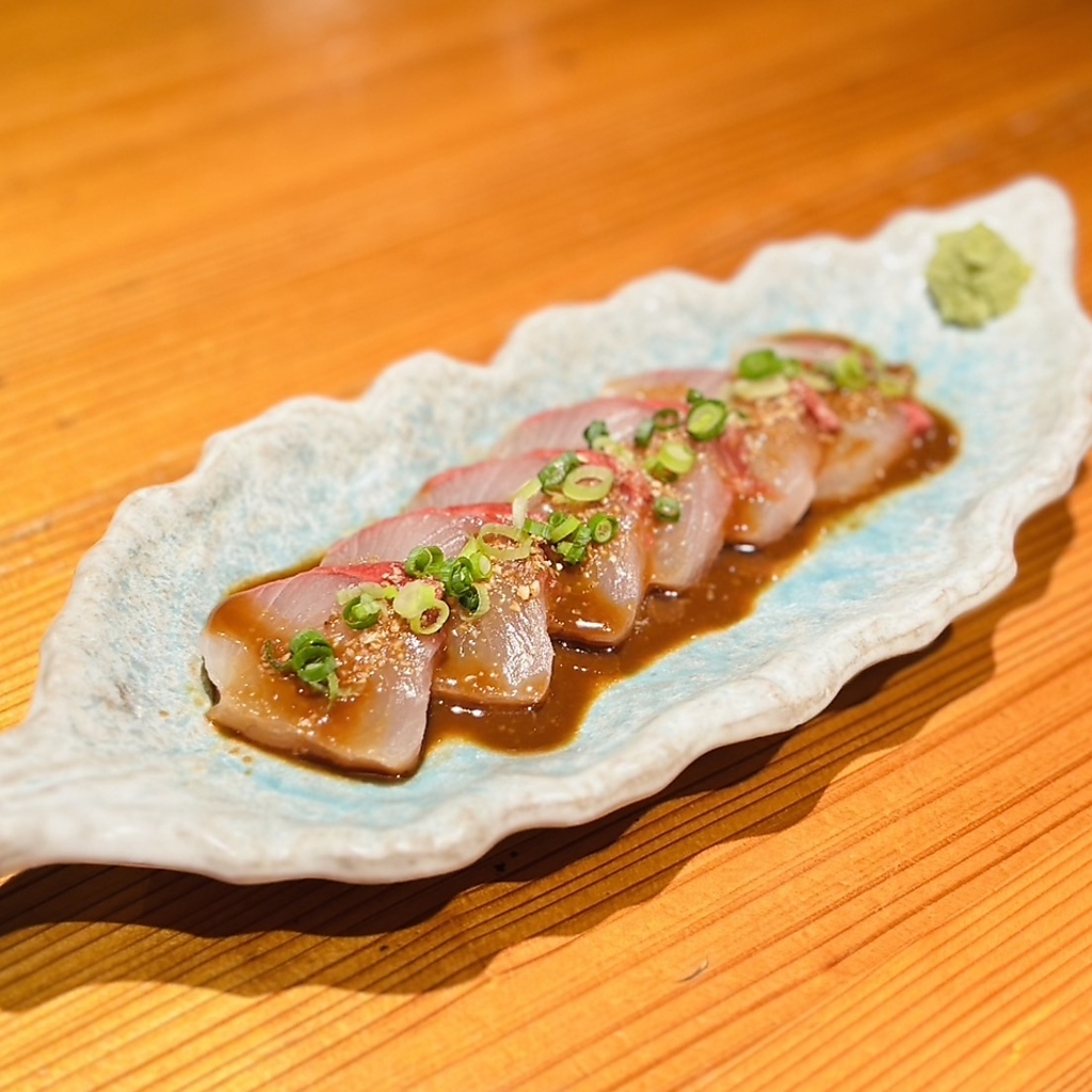 新鮮なかんぱちを使用したゴマかんぱち！お酒のつまみにもピッタリな逸品です◎