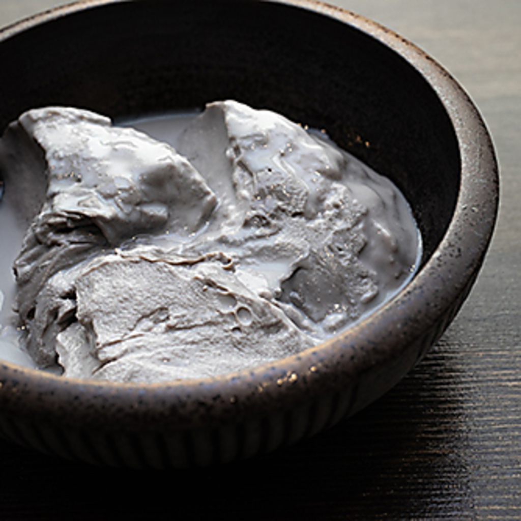 豆の風味を大切にした、濃厚でクリーミーな手造り豆腐です。やさしい味わいをお楽しみくださいませ。