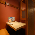 間接照明と和の装飾の数々が洗練された大人な空間を演出しております！扉付き完全個室となっておりますので周りを気にせずお楽しみいただけますよ！当店でゆっくりと羽を伸ばしてご寛ぎくださいませ♪(川崎/個室/餃子/もつ鍋/野菜巻き/焼き鳥/食べ放題/飲み放題/デート/20時以降/記念日/接待/宴会)