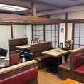【女子会やママ友会にも人気！2階のゆったりソファー席】2階フロアにはゆったり寛げるソファー席を完備！異国情緒あふれるアジアンテイストのおしゃれな店内空間は、女子会やママ友会、ご友人とのプライベートな飲み会にぴったりです。落ち着いた雰囲気の中、美味しいスパイス料理と会話を存分にお楽しみください。