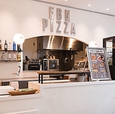 【こだわりのピザ】オープンキッチンのカウンター越しに、絶品ピザの魅力が広がる。店長自らが推奨するこのピザは、低温でじっくりと2日間発酵された生地が特徴。時間をかけたこのプロセスによって、旨みと香りが凝縮され、口に入れた瞬間に豊かな風味が広がる。職人の技が生み出す極上の味わい。