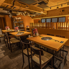 【気楽にご来店いただける4名様テーブル席】お仕事帰りのサクッと焼肉やご友人同士の気軽な飲み会に最適です！上質な黒毛和牛カルビやジューシーなホルモンを香ばしい七輪の煙とともに心ゆくまでご堪能いただけます。各種ご宴会にもぜひお気軽にご利用くださいませ。スタッフ一同、皆様のご来店を心よりお待ち申し上げてお
