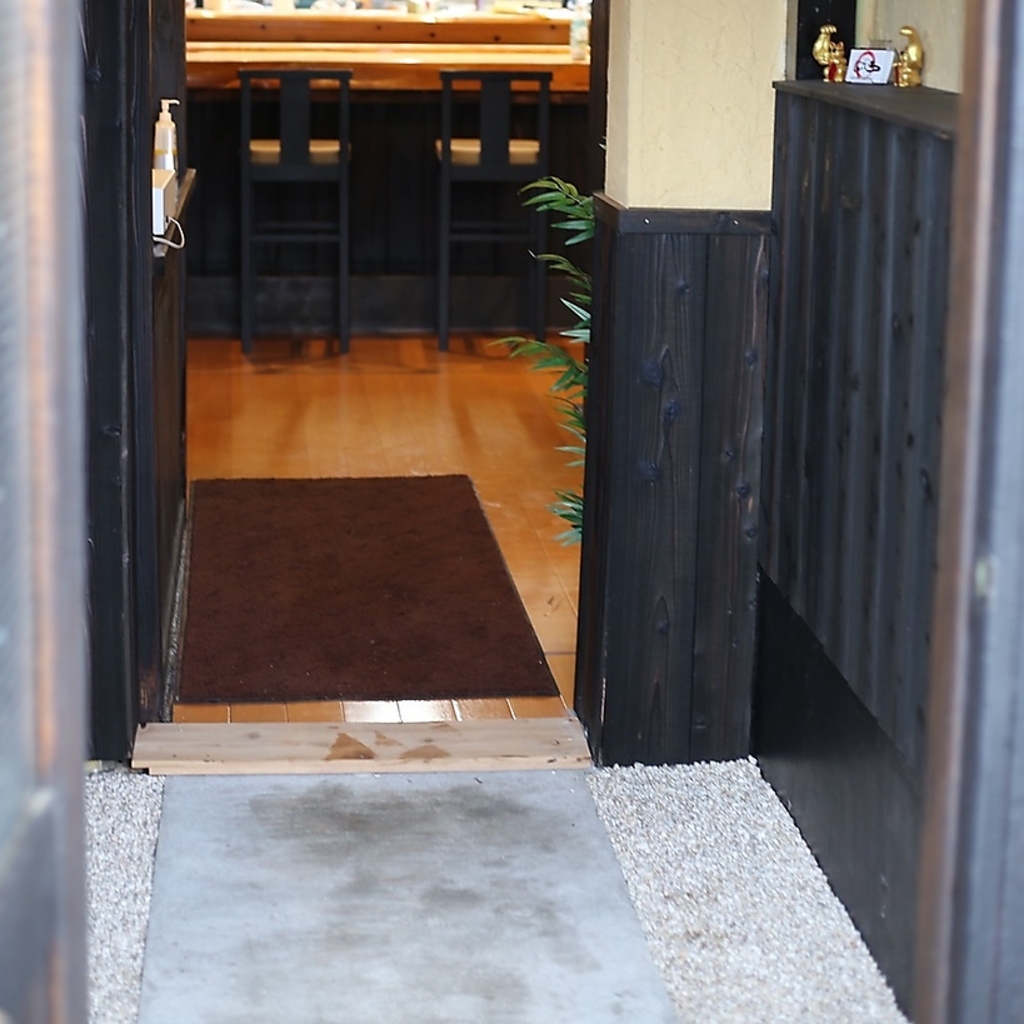 入口から雰囲気が漂う、落ち着いた外観。