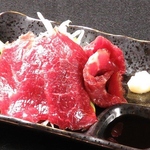 熊本千興ファーム直送の馬刺し☆鮮度抜群でつまみにもってこいです！餃子家龍の新名物として大人気！