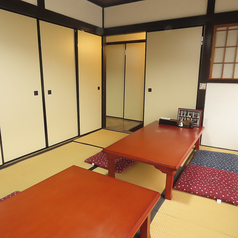 当店には6名様用のテーブル席が1卓ございます。大人数での集まりや、特別なイベントにぴったりのスペースです。友人や同僚と一緒に、賑やかな雰囲気の中で食事やお喋りを楽しむことができます。思い出に残るひとときをぜひ当店でお過ごしください！4名用座敷と合わせて10名用座敷としてご利用できます◎