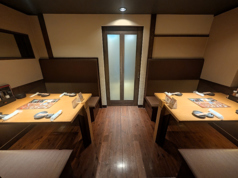 4名掛けテーブル×2ご用意。6-8名様の場合は個室としてご利用いただけます※ご希望を伺うことはできますが、お席を事前に確定することはできかねます