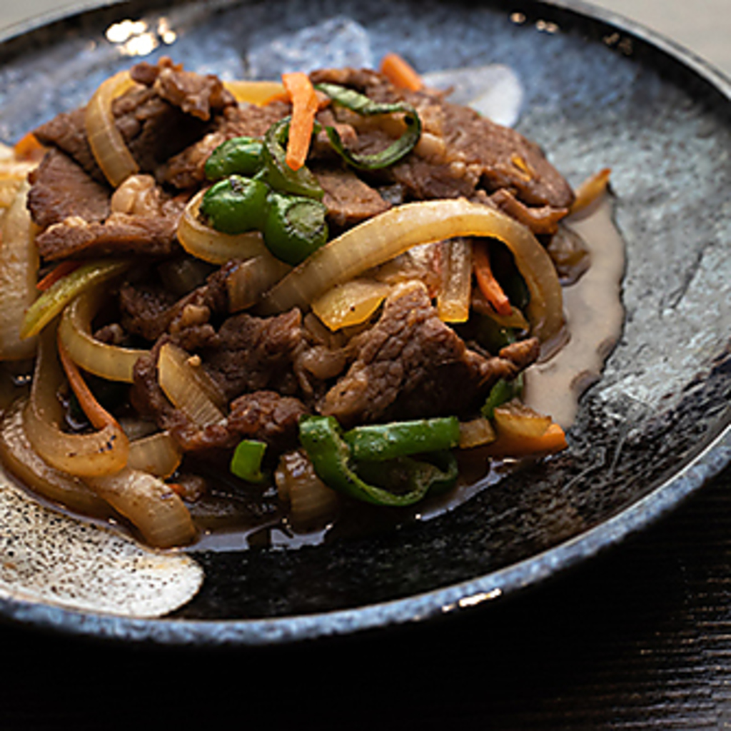 当店名物料理のラムジンギスカンは、柔らかいラム肉を特製のタレに漬け込みジューシーに焼いた一品♪