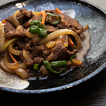 当店名物料理のラムジンギスカンは、柔らかいラム肉を特製のタレに漬け込みジューシーに焼いた一品♪