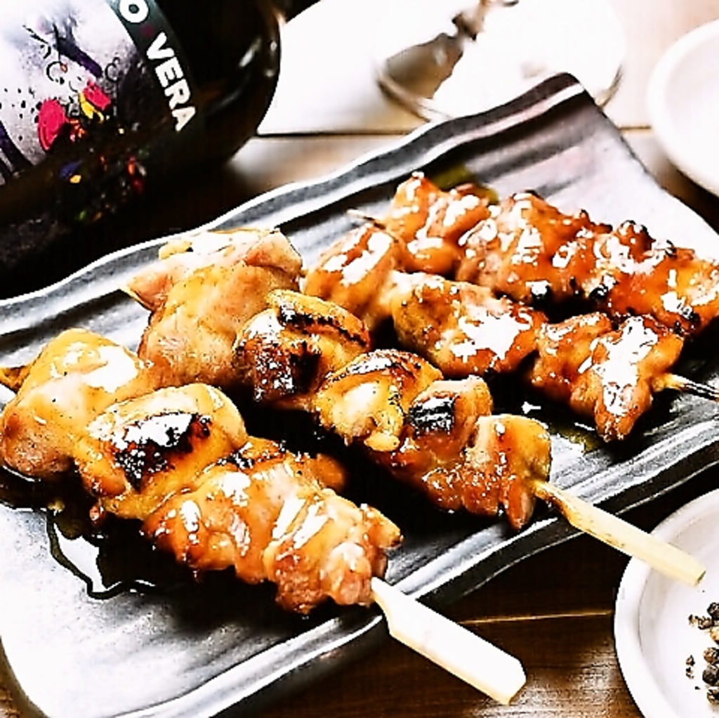 肉好きを唸らせる地鶏串焼き。野菜串や変わり串など種類豊富な串メニューをご堪能くださいませ！