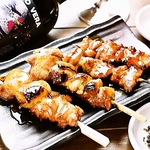 肉好きを唸らせる地鶏串焼き。野菜串や変わり串など種類豊富な串メニューをご堪能くださいませ！