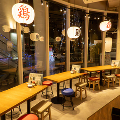 【心地よい空間で語らうテーブル席】お店の中央の4人掛けのテーブル席では、全体を見渡せる開放感があります。仲間と共に、心温まる料理を囲みながら楽しい会話に華を咲かせる特別な時間に♪