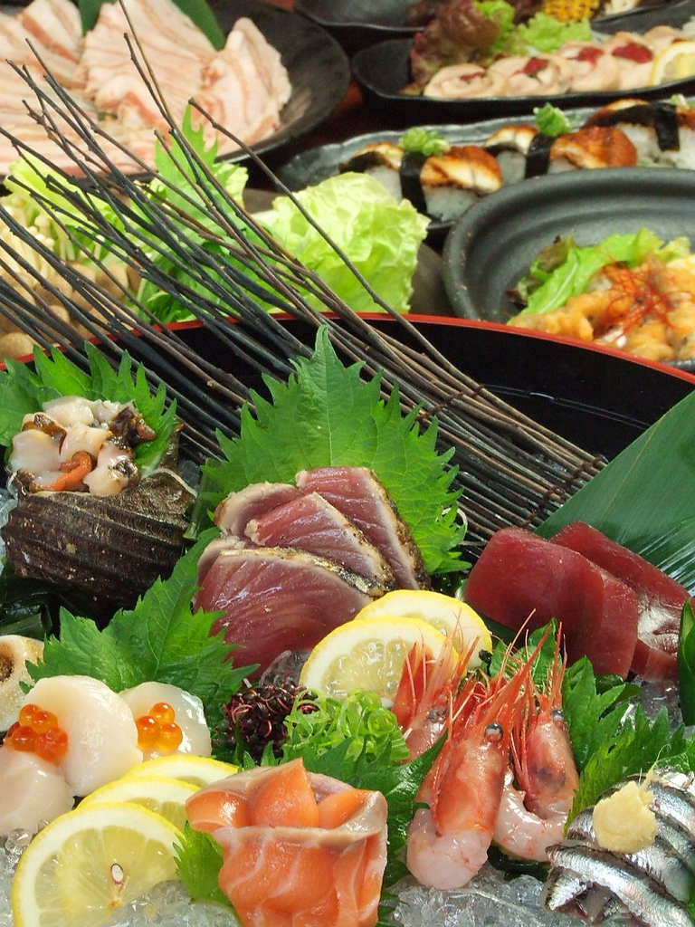 季節の旬食材を使った食べ放題メニューは60種を超え、彩りや盛り付けにもこだわる。