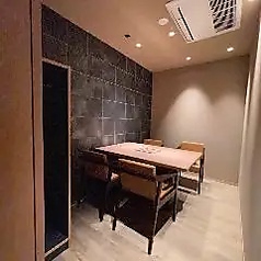 《喫煙可》【テーブル個室:2～4名様×2部屋】デートや接待に◎隠れ家風な一室。モダンな雰囲気が感じられる隠れ家の様な一室。少人数でも利用できるので、デートや同伴、夫婦の食事にもおすすめです。換気もしっかりと行っており、感染症対策も万全です。