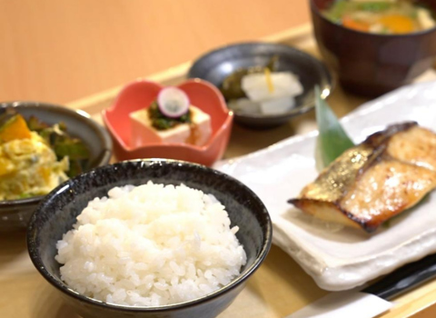 新潟県産のコシヒカリをお一人様ひとりずつ、ていねいに釜炊き。