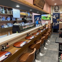 カウンター7席と、テーブルが10席あります。