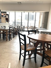 特別なコーヒーを楽しむ場所。口にした瞬間、広がる爽やかな果実感に思わず驚かされます。豊かな香りと独自の味わいが、心地よいひとときを演出。テーブル席でゆったりと、リラックスした時間を過ごしながら、特製コーヒーを味わってみてはいかがでしょうか。おしゃれな空間で特別な体験をお楽しみください。