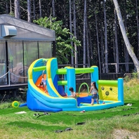 暑い季節は水遊びができるスペースを用意