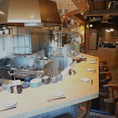 オープンキッチンをぐるりと囲うカウンター。臨場感が体感できる人気のお席。個性豊かなボトルが並んでるのも楽しい♪デートにも最適です。【流山おおたかの森/流山おおたかの森駅/海鮮/魚/居酒屋/お寿司/飲み放題/誕生日/デート/接待/宴会/忘年会/新年会】