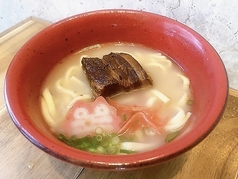 一歩足を踏み入れれば、そこは沖縄の活気あふれる酒場！総席数38席のカジュアルなテーブル席は、まるで現地の屋台に迷い込んだかのようなフレンドリーな雰囲気が魅力★