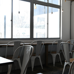 お一人様でもご利用していただきやすいお席もございます。パソコンなどの軽作業も可能です♪