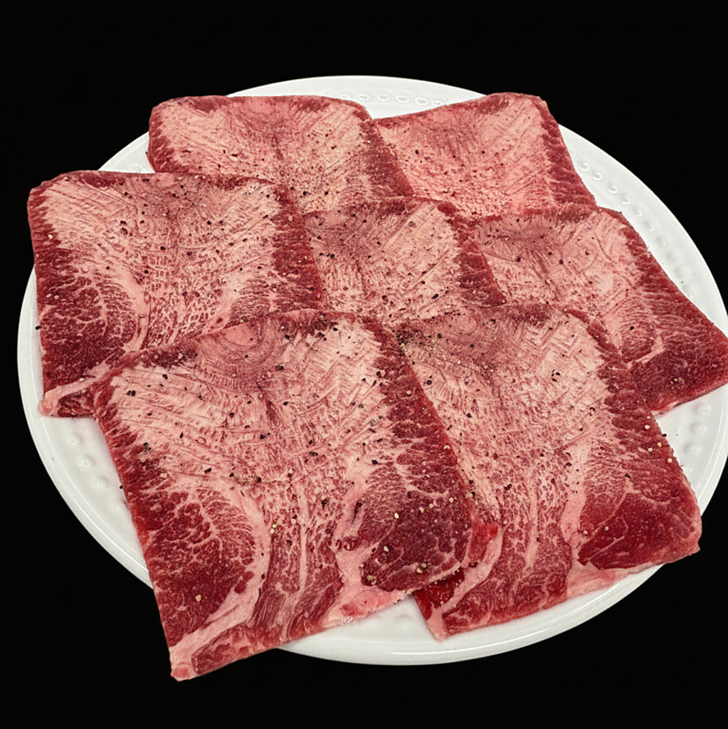 一枚ずつ丁寧にスライスされた部位は、美しいサシが入った贅沢な仕上がりです。ぜひお試しください！