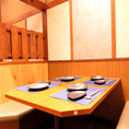 【ゆったり寛げる個室】長時間の宴会でも脚を伸ばしながら寛げる掘りごたつございます。快適な空間で大人数の飲み会にもしっかり対応◎宴会向けの飲み放題付きコース料理や、幹事様にも嬉しいクーポンも多数ご用意しております！仕事終わりにも気軽にお立ち寄りください。