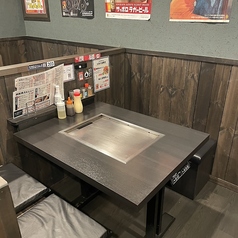 《賑やかさ×安心感》活気ある店内にいながらも、落ち着いて過ごせるボックス席をご用意しています！仕事帰りの同僚とのサク飲みにも◎