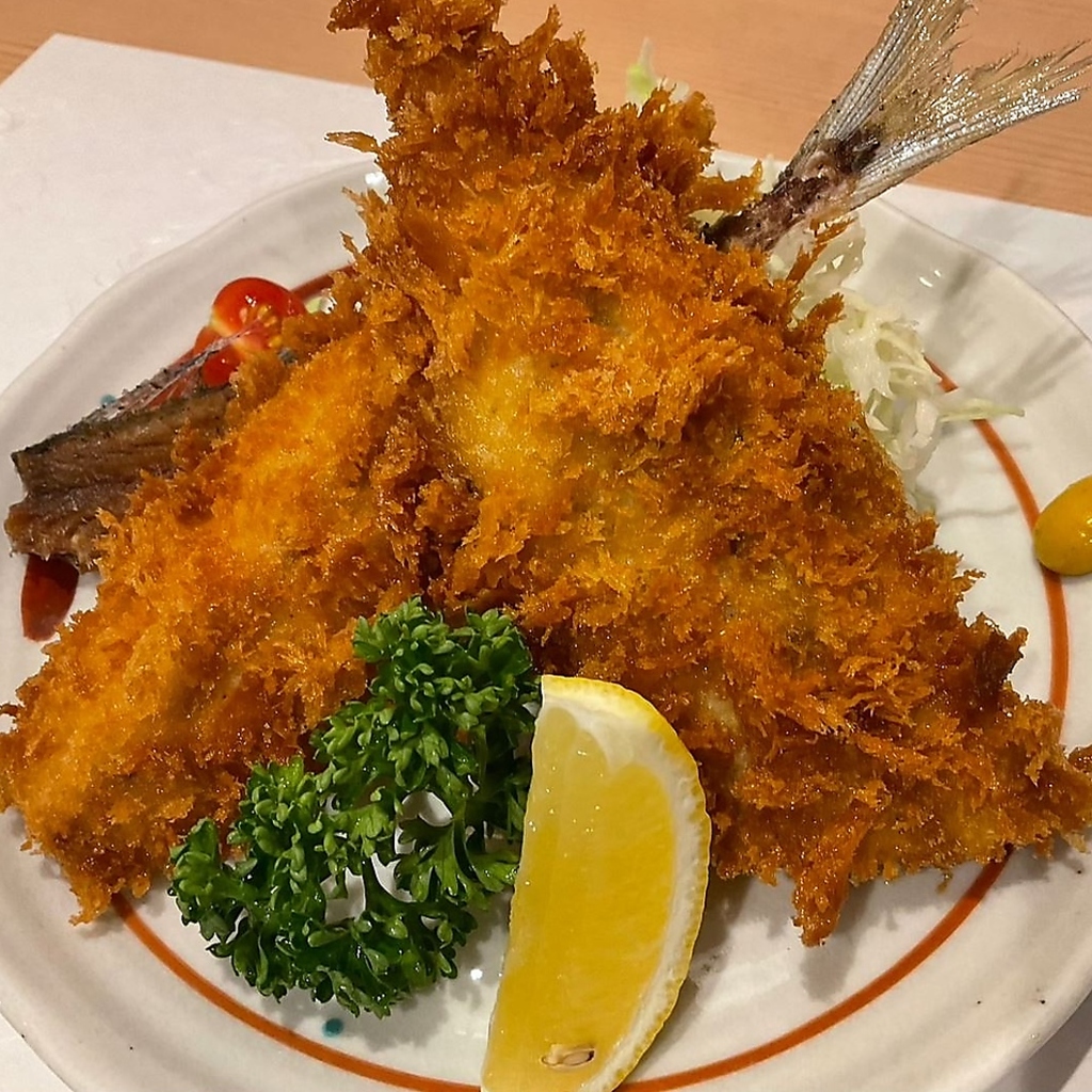 ふわふわの身が絶品のアジフライ定食など、ボリューム満点のランチメニューでお腹も心も満たされます