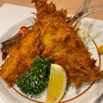 ふわふわの身が絶品のアジフライ定食など、ボリューム満点のランチメニューでお腹も心も満たされます