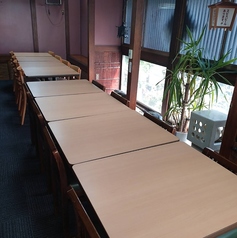 1階は老舗そば屋の落ち着いたテーブル席、2階には8名個室と16名半個室がございます。どちらもお履物を脱いでゆったりお寛ぎいただけます♪また大きな囲炉裏席もございます。火を囲みながら飲むお酒はまた格別です♪老舗そば屋のこだわり出汁と自家製麺更科蕎麦の薫りも合わせてご堪能下さい。
