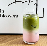 目でも舌でも楽しめる二層の美しさ！こだわりのラテ