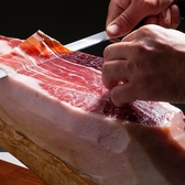 丁寧に仕込んだ生ハムは、ほどよい塩味と旨みが特徴。ワインとの相性も良く、最初の一皿としてもおすすめです。シンプルながら素材の良さを感じられ、ついもう一杯進んでしまう定番メニューです。