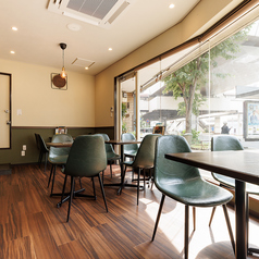 陽光が差し込む明るい店内で、ゆったり楽しむ絶品ランチ