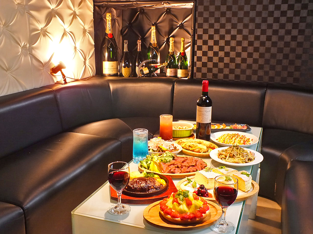 【VIP個室】ソファと光るテーブルがムード満点！カラオケ付で合コンに人気♪（8席）