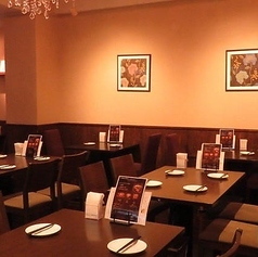 【テーブル席4名様×4】少人数の女子会や同期会におすすめ！本場韓国の味を堪能。気の合う仲間とだけで行う、少人数の飲み会にもご利用いただけます。コース料理はボリュームがありすぎるという方には、一品料理も豊富なのでそれぞれ1～2品選んでシェアするのも楽しいです。日本で珍しい料理も揃えております。