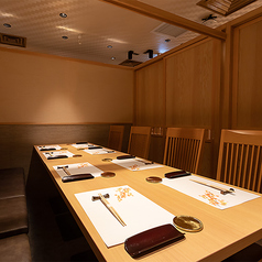 季節の移ろいを感じる清々しい個室はご会食やご接待に最適。2名様から、こだわりの和個室空間にご案内いたします。