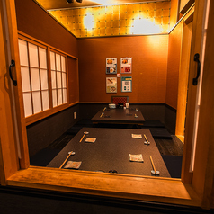 掘りごたつの半個室は8名様までご利用いただけます。お早めのご予約が必要です。個室料などの料金はいただきません。