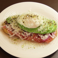 アボカド生ハムエッグトースト