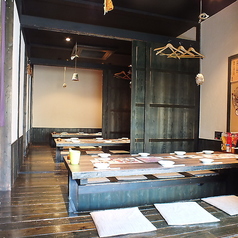 当店の宴会スペースは、飲み会や打ち上げ、ゼミ会、コンパなど、みんなでワイワイ盛り上がるのに最適です!大人数でのお集まりにぴったりの掘りごたつ個室あり!足を延ばしてゆっくりしたい方に。大型の各種宴会にも対応!広々とした空間で、仲間と楽しい時間をお楽しみください。